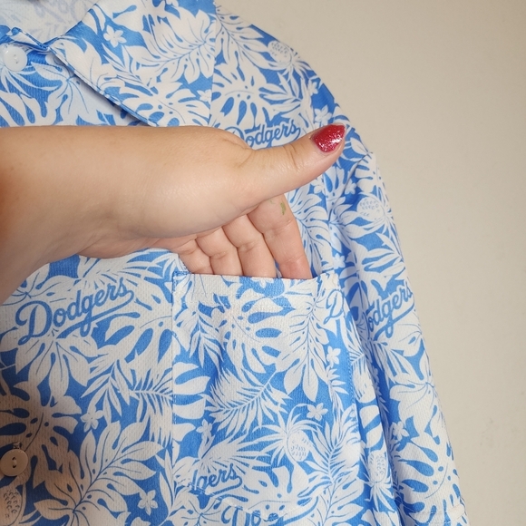 LA Dodgers Hawaiian Print Sort Sleeve Button Up Shirt Blue White Size Medium - Picture 3 of 16